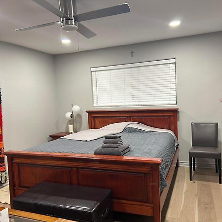 A Luxury Master Bedroom In A Condo Los Angeles Eksteriør billede