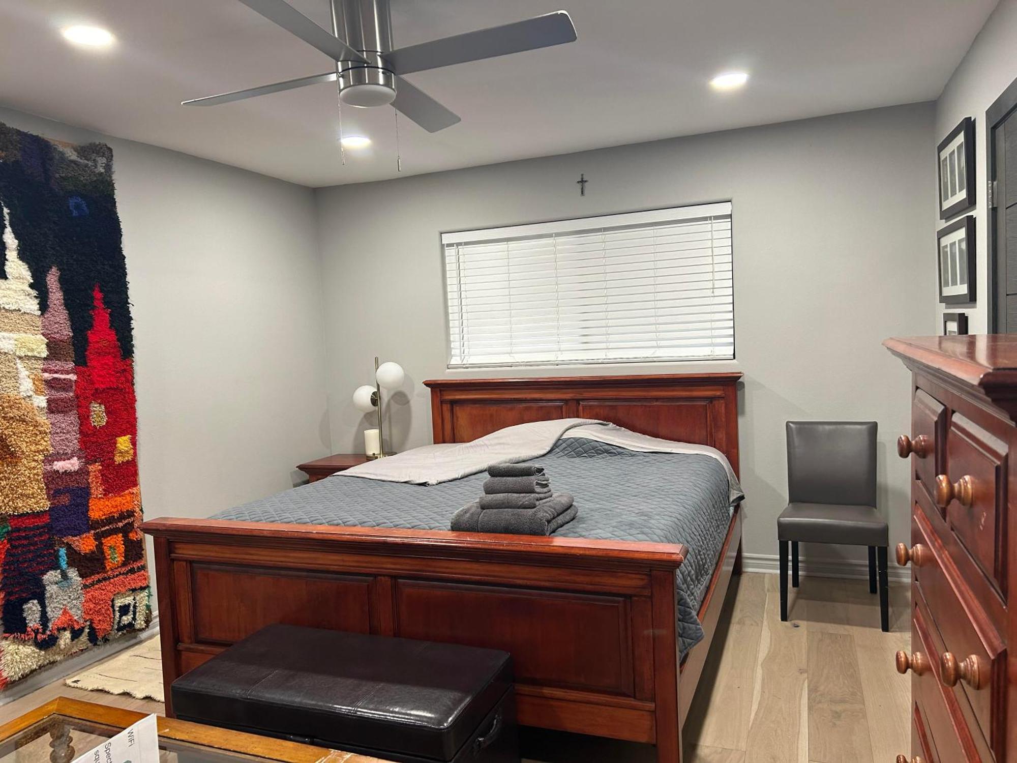 A Luxury Master Bedroom In A Condo Los Angeles Eksteriør billede